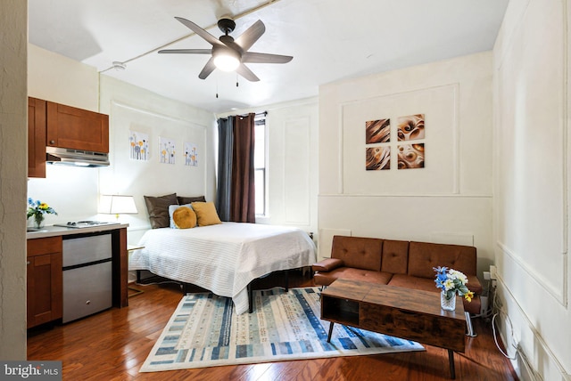 bedroom featuring dark wood-style floors and a ceiling fan