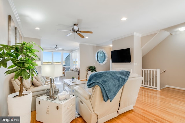 living area featuring light wood finished floors, baseboards, ornamental molding, and recessed lighting