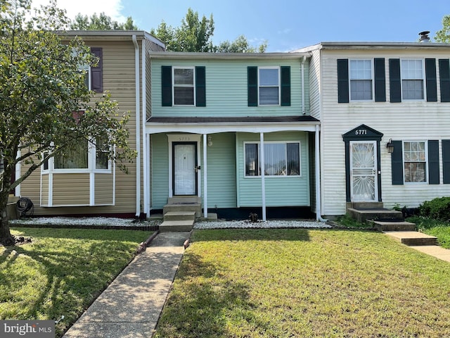 multi unit property featuring entry steps and a front lawn