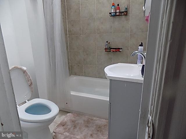 full bathroom with toilet, shower / bathtub combination with curtain, and vanity