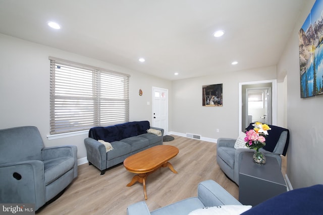 living area featuring light wood-type flooring, visible vents, baseboards, and recessed lighting