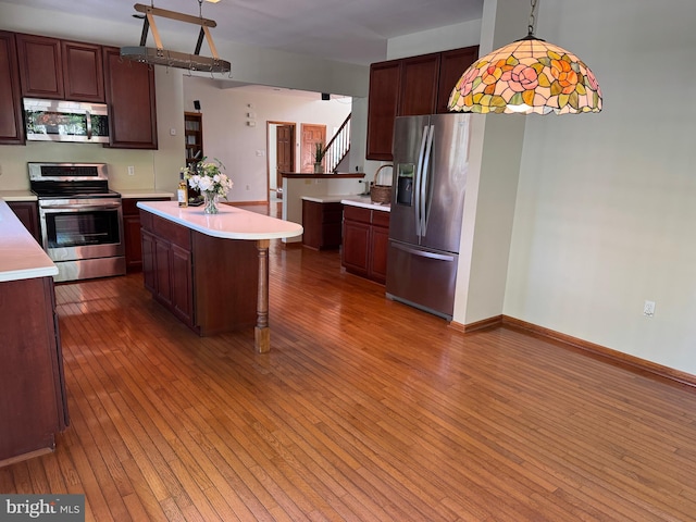 200 Stewards Ct, Bear, DE 19701 - kitchen with stainless steel appliances, hardwood / wood-style floors, light countertops, and a breakfast bar area
