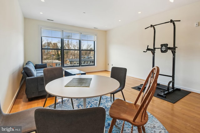 dining room with light wood finished floors, recessed lighting, visible vents, and baseboards