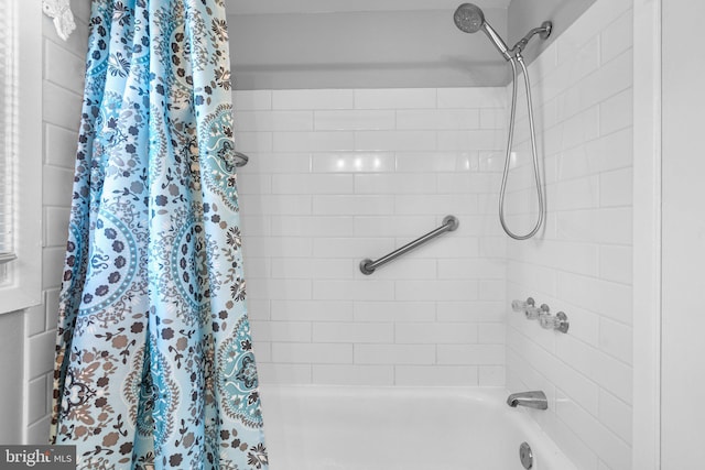 bathroom featuring shower / bath combo