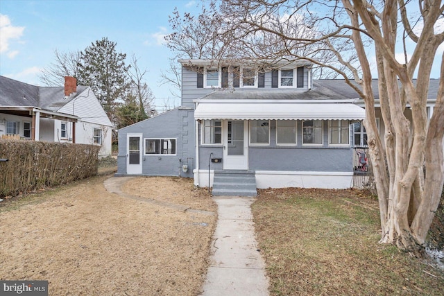 view of front of home with entry steps and a front yard