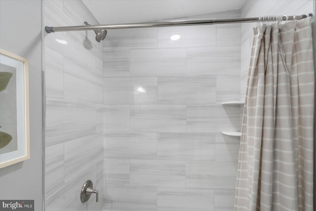 bathroom featuring shower / bath combo