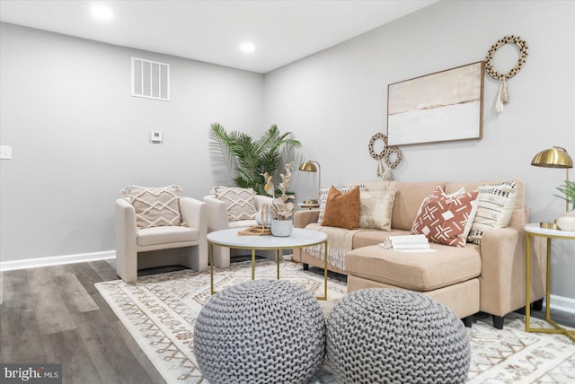 living room featuring recessed lighting, visible vents, baseboards, and wood finished floors