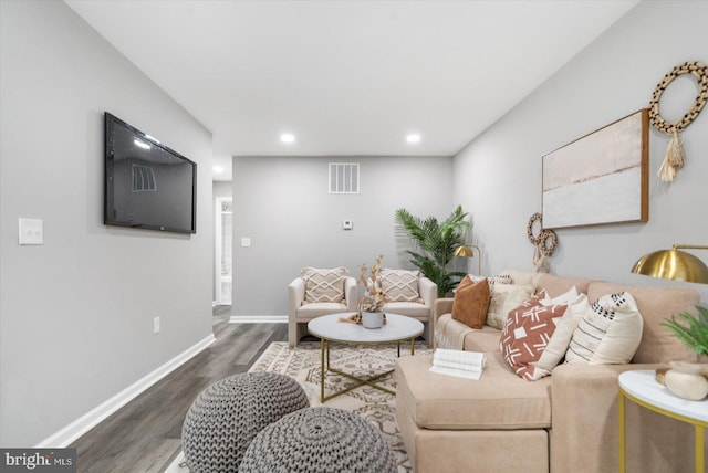 living room with dark wood-style floors, baseboards, visible vents, and recessed lighting