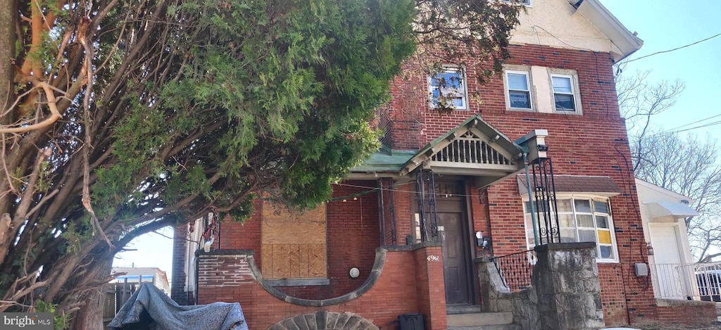 view of front facade featuring brick siding