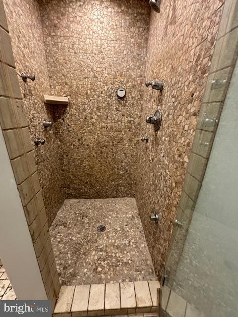 bathroom featuring tiled shower