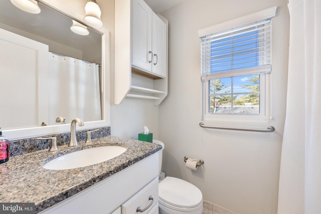 bathroom featuring a shower with curtain, vanity, and toilet