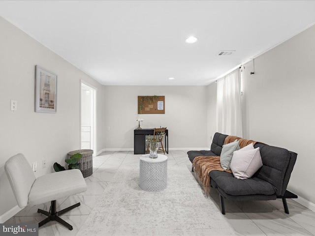 living area with baseboards, visible vents, and recessed lighting