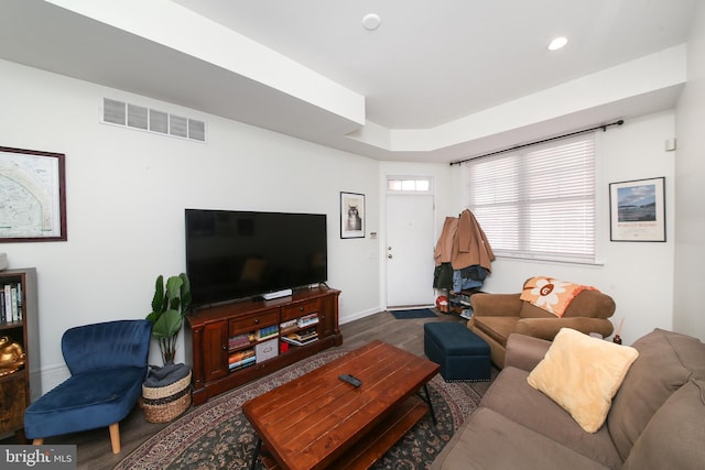 living room with baseboards, visible vents, wood finished floors, and recessed lighting