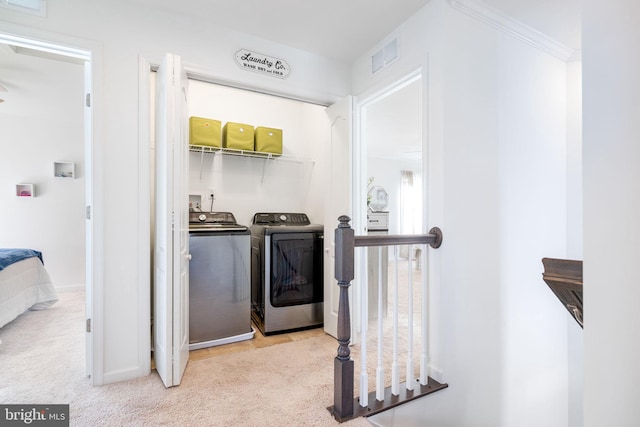 washroom with laundry area, carpet, visible vents, and independent washer and dryer