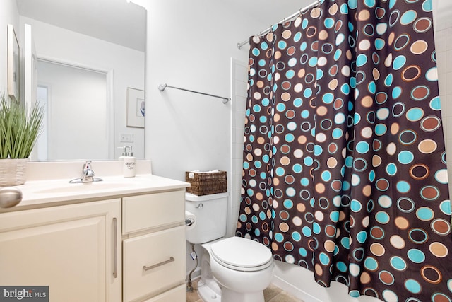 full bathroom featuring a shower with shower curtain, vanity, and toilet