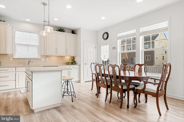 dining space featuring recessed lighting, plenty of natural light, light wood-style flooring, and baseboards