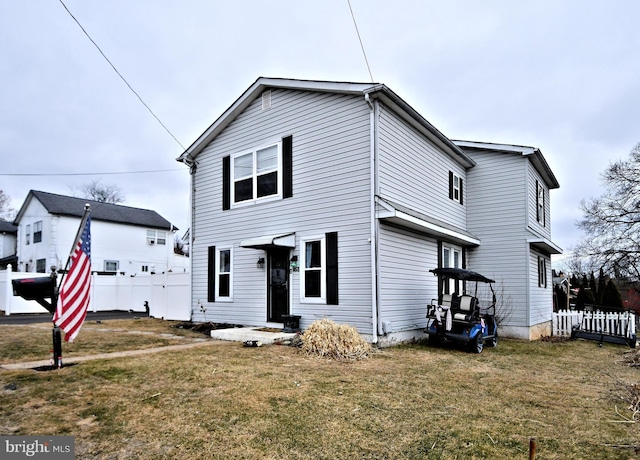 view of front facade with fence and a front yard