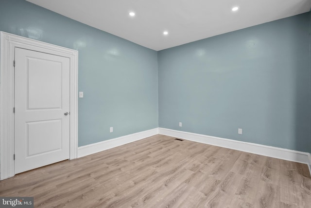 spare room with recessed lighting, visible vents, light wood-style flooring, and baseboards