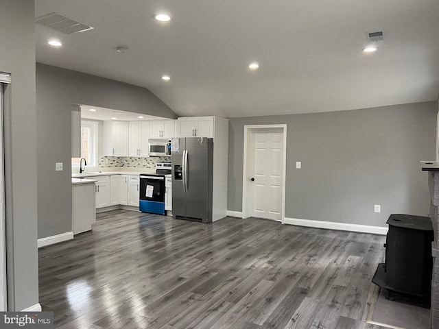 kitchen featuring stainless steel appliances, a sink, visible vents, white cabinetry, and light countertops