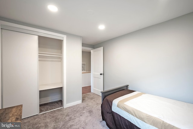 bedroom with carpet, a closet, baseboards, and recessed lighting