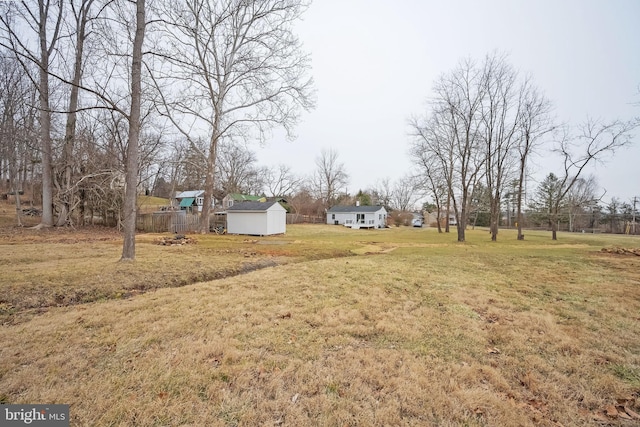 view of yard featuring an outdoor structure and a storage shed