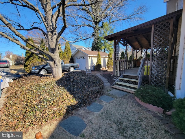 view of yard with an outdoor structure