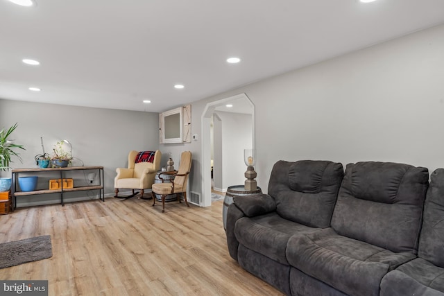 living room featuring recessed lighting, light wood-style flooring, and baseboards