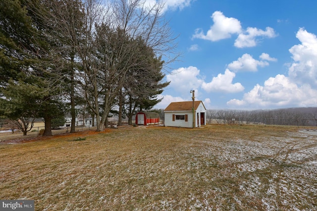 view of front of house featuring an outdoor structure and a shed