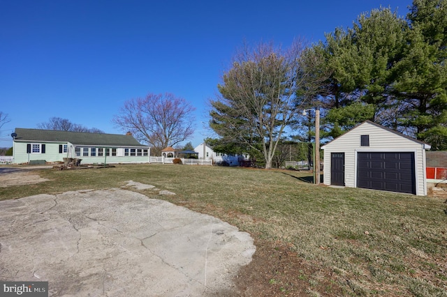 view of yard with an outbuilding and driveway