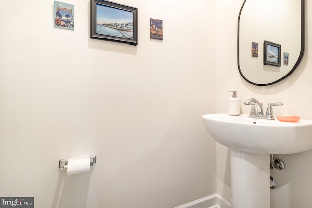 bathroom with baseboards