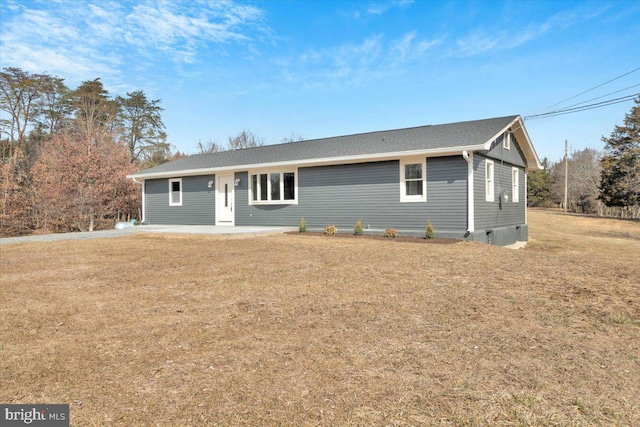 view of front facade featuring crawl space and a front lawn