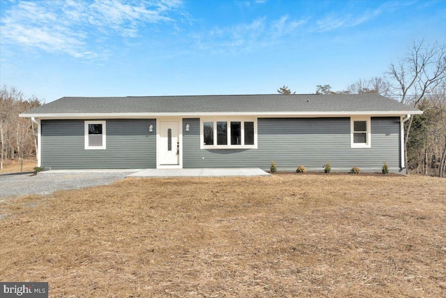 single story home with a front yard