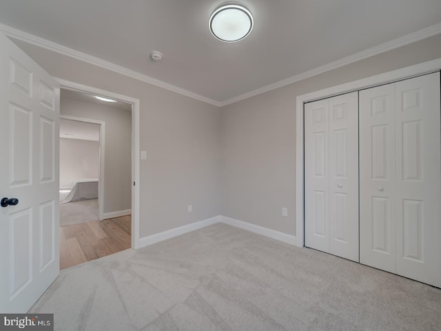 unfurnished bedroom with carpet flooring, baseboards, and ornamental molding