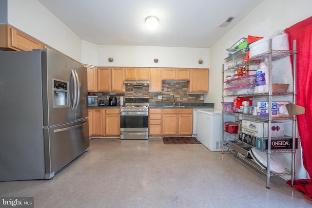 kitchen with stainless steel appliances, visible vents, decorative backsplash, a sink, and under cabinet range hood