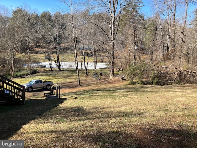 view of yard featuring a water view