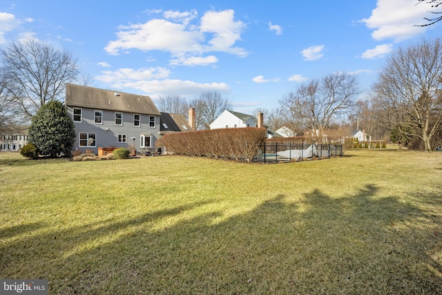 view of yard featuring a swimming pool