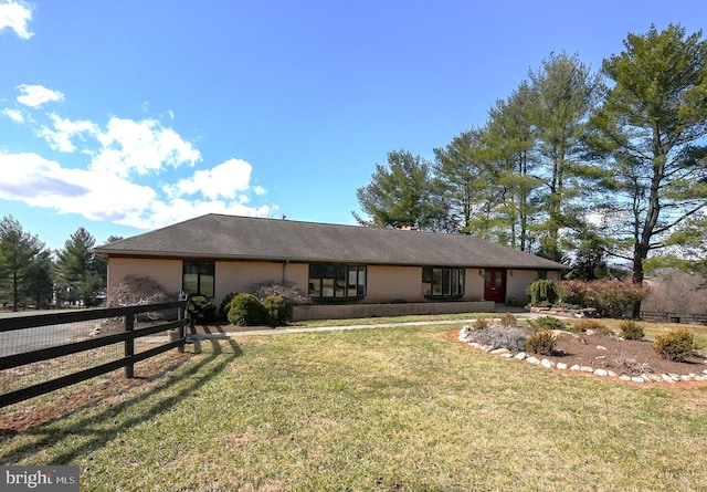 view of front of property featuring fence and a front lawn