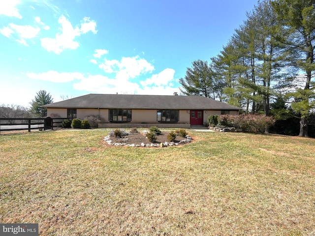 view of front of home featuring a front lawn and fence