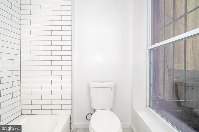 full bathroom with toilet and baseboards