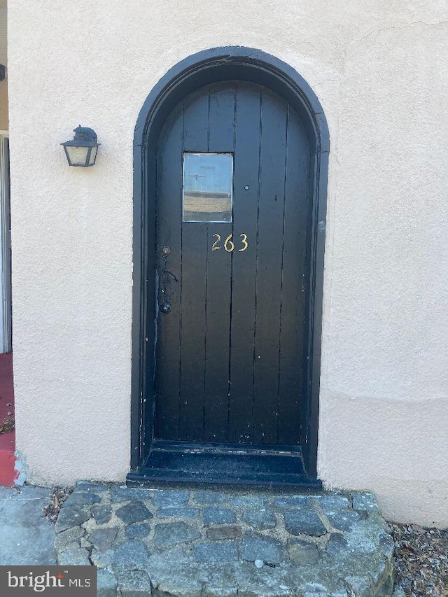 view of exterior entry with stucco siding