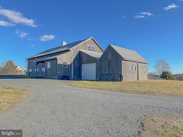 view of outdoor structure featuring gravel driveway