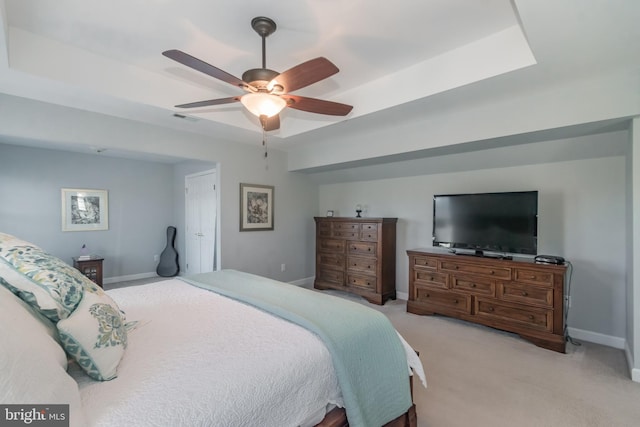 bedroom featuring visible vents, baseboards, ceiling fan, and light colored carpet