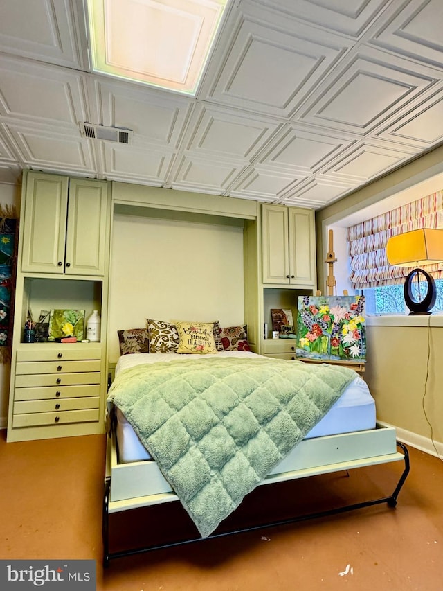 bedroom with visible vents, an ornate ceiling, and baseboards