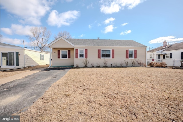 view of front facade with driveway