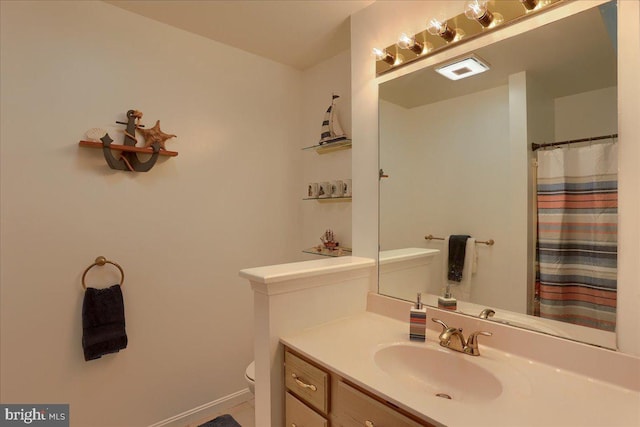 bathroom with toilet, a shower with curtain, and vanity