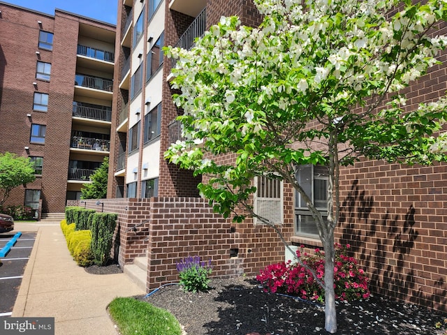 view of apartment building / complex