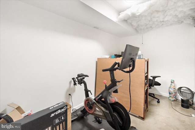 exercise room featuring baseboards