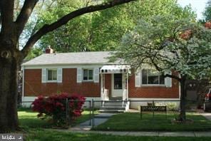 view of front of home featuring a front lawn