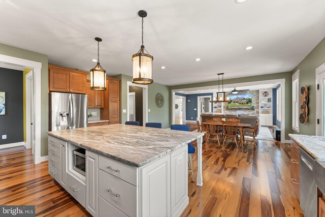 36976 Walnut Park Ln, Purcellville, VA 20132 - kitchen featuring stainless steel appliances, wood finished floors, baseboards, and recessed lighting
