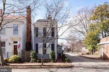 view of front of property with driveway